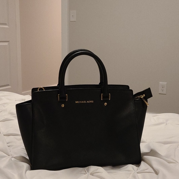 Michael Kors Handbags - Michael Kors Selma